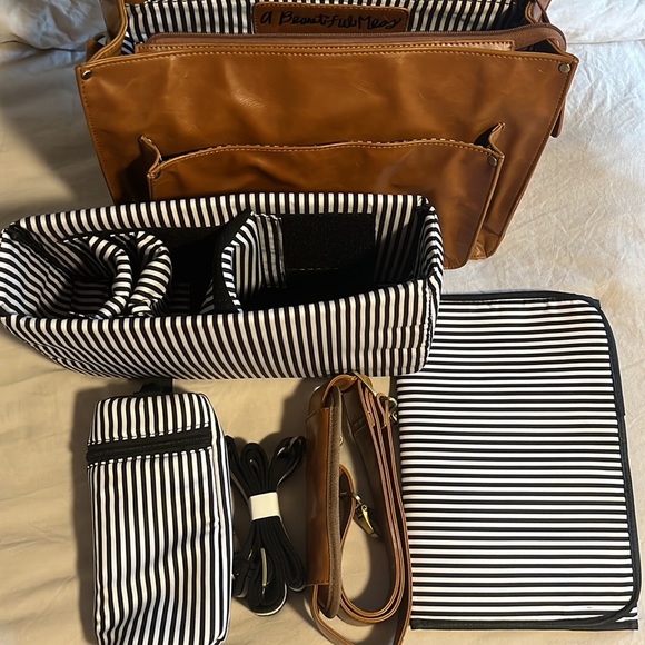 Kelly Moore Bag - camera / diaper bag - Picture 11 of 11